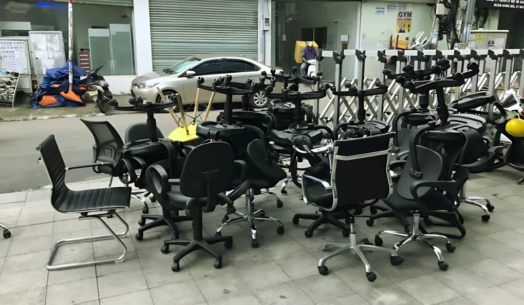 Dịch vụ thu mua bàn ghế văn phòng thanh lý giá cao